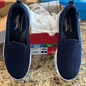 NWT Arch Fit Go Walk Grateful 9Wide Skechers Women's Dark Blue Slip-On Sneakers